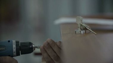 Adam tuş kilidi üç tuşları ile takılır.