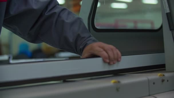 Человек кладет кусок металла в машину — стоковое видео