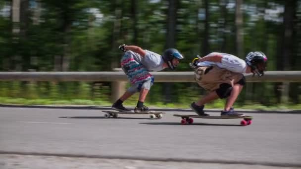 Longboard rápido conduciendo en la carretera — Vídeos de Stock