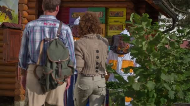Pareja de turistas viene al apicultor local — Vídeo de stock