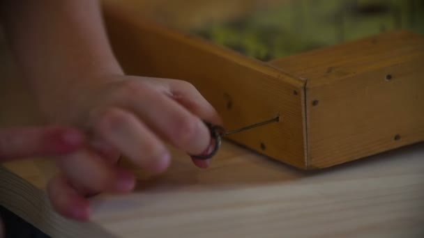 Puling en pin på vintage pinball leksak — Stockvideo