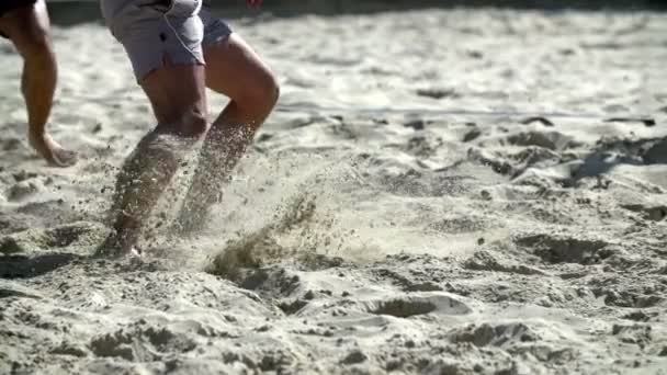 Speler beweegt tijdens het strand-volley spel — Stockvideo