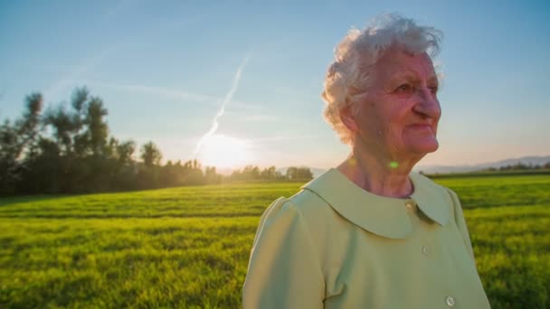 Gesicht mit Falten einer alten Frau bei Sonnenuntergang — Stockvideo