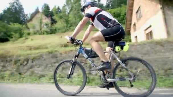 Équitation à côté du cycliste en gros plan — Video