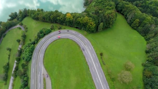 Auto-estrada virar com o tráfego perto do lago — Vídeo de Stock