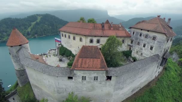 Vecchio castello in un giorno di pioggia — Video Stock