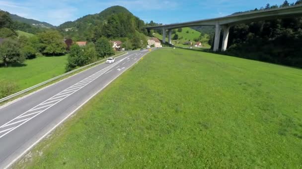 Snelweg weg in een vallei en brug van een snelweg — Stockvideo