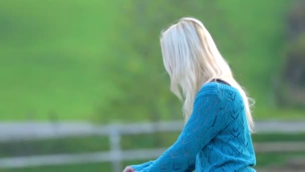 Jeune femme apprenant à monter à cheval — Video