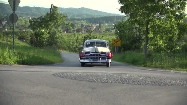Carro clássico que cruza abaixo da estrada do país — Vídeo de Stock