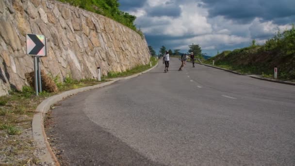 Longboard skater parar a corrida de competição — Vídeo de Stock