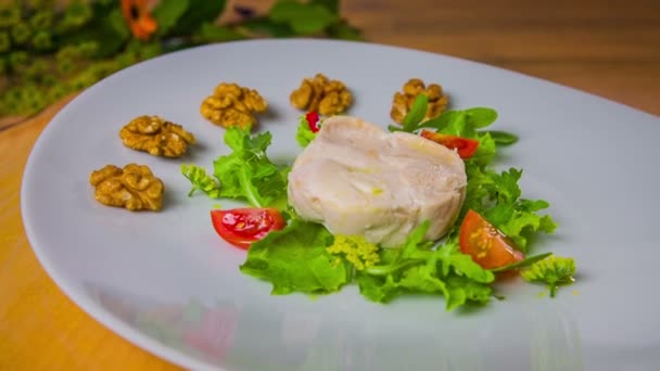 Pěkný zdobený salát s kuřecími prsíčky — Stock video
