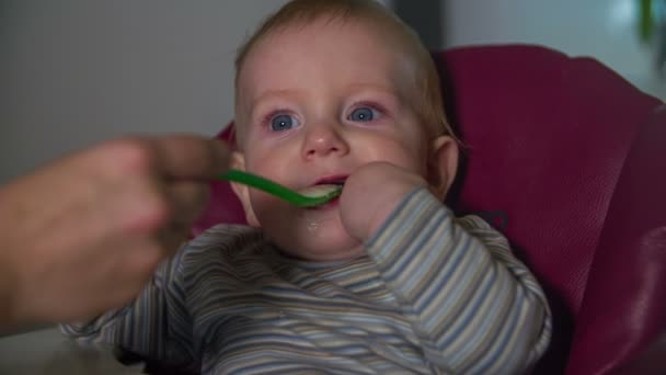 Criança bonito ao comer — Vídeo de Stock