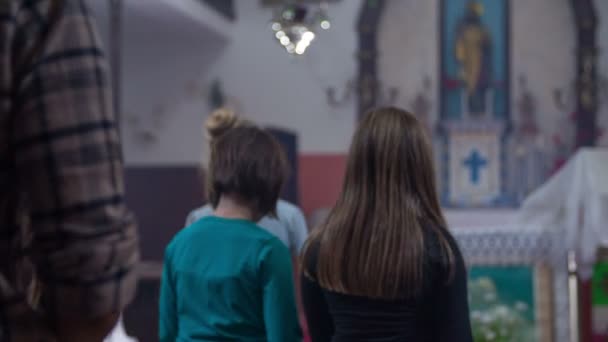 I bambini entrano nella piccola chiesa locale — Video Stock