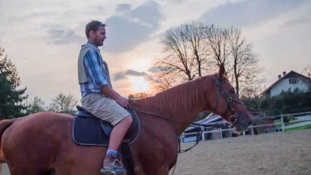 Homme chevauchant le cheval sur le ranch — Video