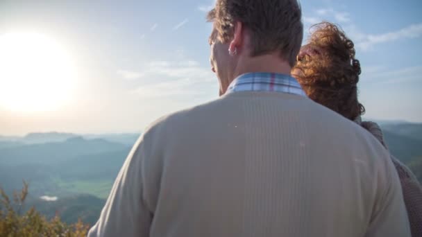 Paar staande op de top van een toren met prachtig uitzicht — Stockvideo