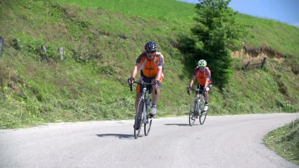 Fietsers rijden in competities in Slovenië — Stockvideo