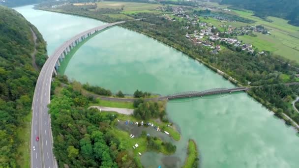 Gran puente de carretera en el lago — Vídeos de Stock