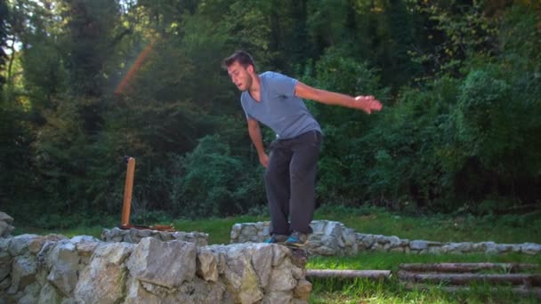 Mann macht 360 Rückwärtssalto auf der Burgruine — Stockvideo
