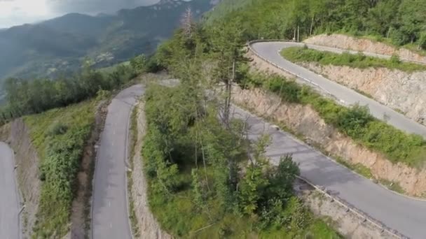Воздушная горная извилистая дорога — стоковое видео
