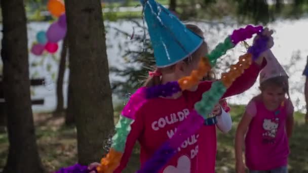 Ragazze che giocano nelle bolle sulla festa fuori porta — Video Stock