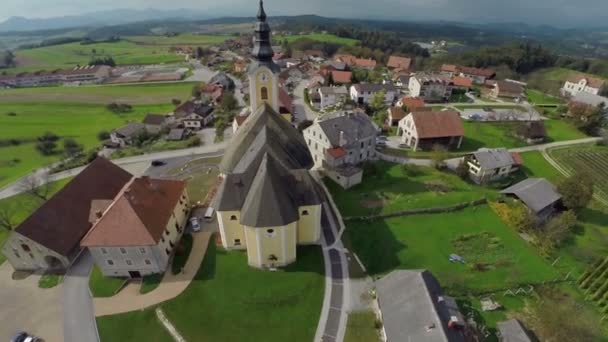 Village avec église sur la colline — Video