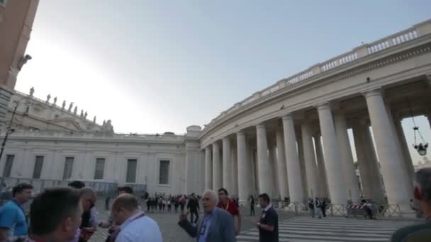 Tourists sightseeing St Peter's Basilica in Vatican City — Stock Video