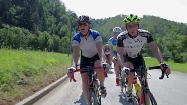 Ciclistas en competiciones en Eslovenia — Vídeo de stock