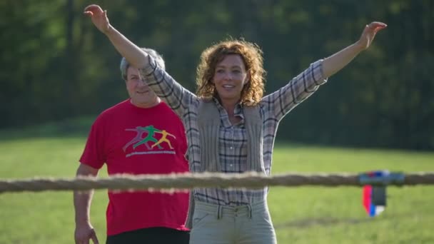 Vrouw geeft een signaal om te beginnen met het spel met haar handen — Stockvideo