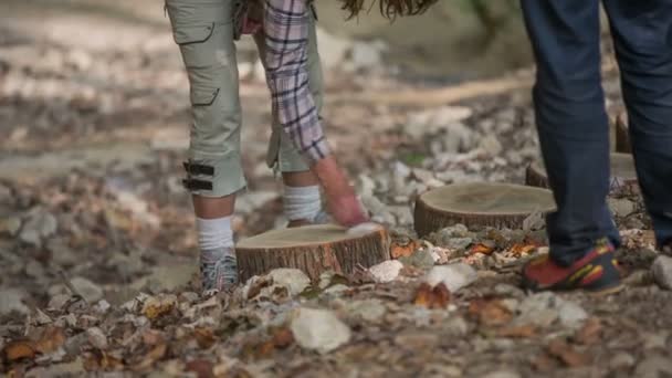 Woman cleaning the wooden seat in the woods — Stock Video