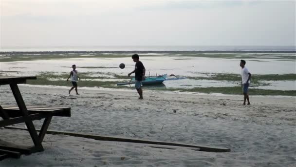 Niños balineses nativos jugando en la playa — Vídeo de stock