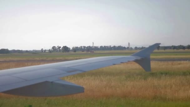 Plane is speeding to take off the runway — Stock Video