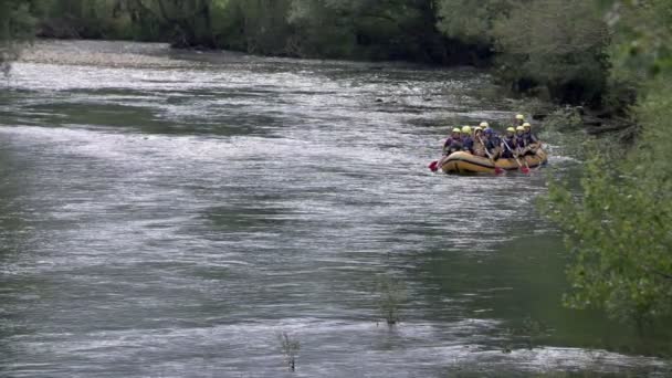 Rafting equipe no rio rápido — Vídeo de Stock