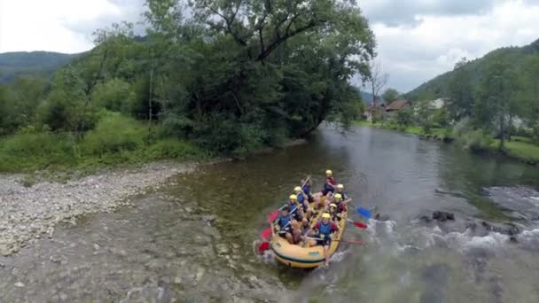 El equipo de rafting finaliza la carrera — Vídeos de Stock