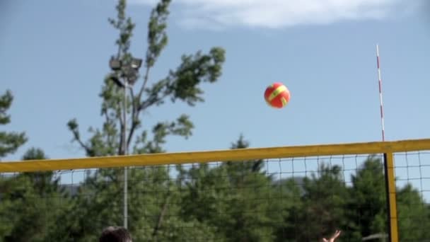 Valley Ball flyger från sida till sida på en strand — Stockvideo