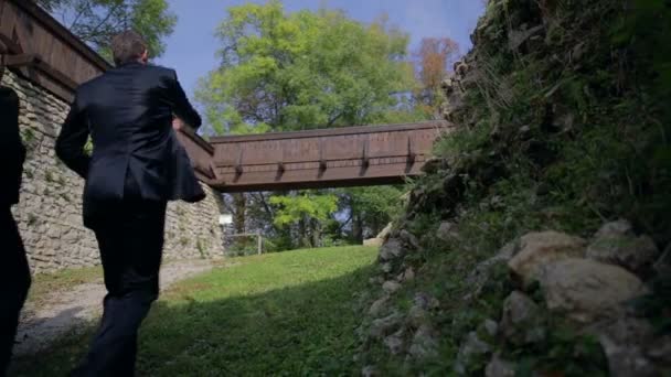 Paseo de negocios en medio de las ruinas del castillo — Vídeo de stock