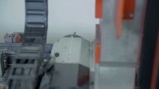Компьютерная управляемая буровая установка сверлит отверстия в металле — стоковое видео