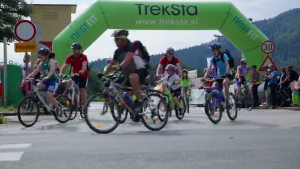 Ciclistas montam em competições na Eslovênia — Vídeo de Stock