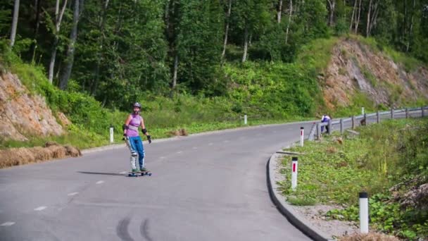 Longboard Skater rijden langzaam op de weg — Stockvideo