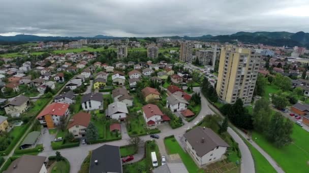 Vanuit de lucht schieten van een kleine stad met gebouwen Stockvideo