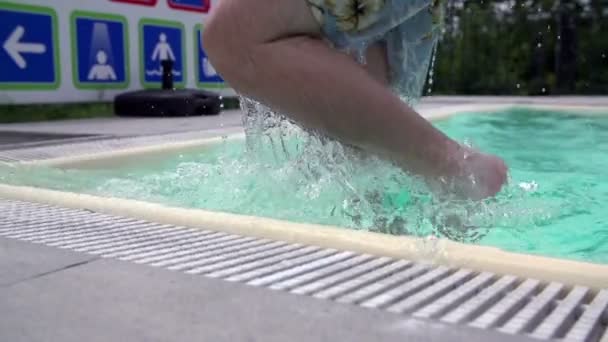 El hombre sale de la piscina — Vídeo de stock