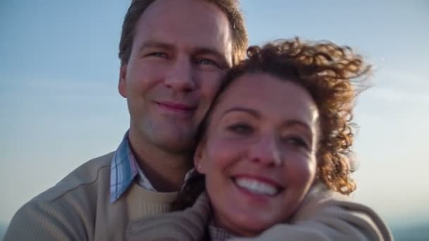 Bella coppia sorridente con il vento nei peli — Video Stock