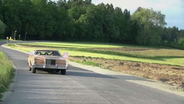 Vintage cadilac crucero por el camino del campo — Vídeos de Stock