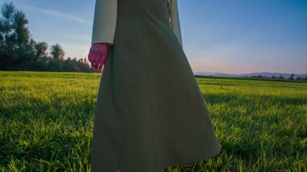 Vecchia donna in piedi di fronte alla fotocamera — Video Stock