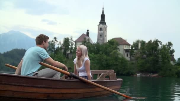 Casal flutuando em um barco no lago — Vídeo de Stock