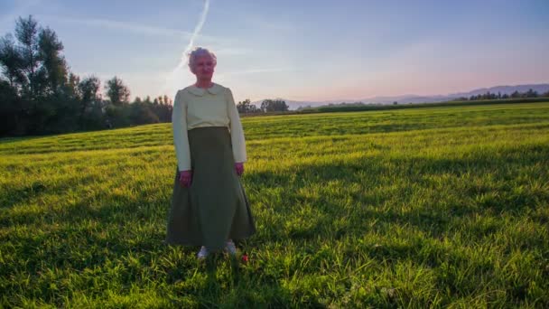 Alte Frau steht vor der Kamera — Stockvideo