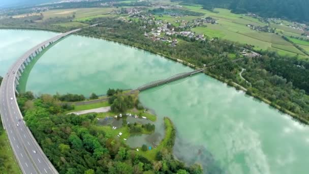 Puente de curva larga en el lago Woerthersee — Vídeos de Stock