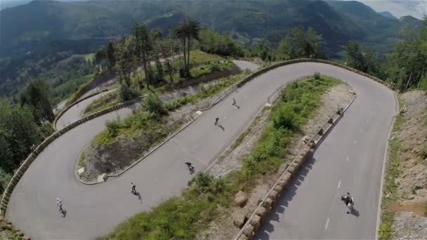 Serpentine road with longboard skaters riding — Stock Video