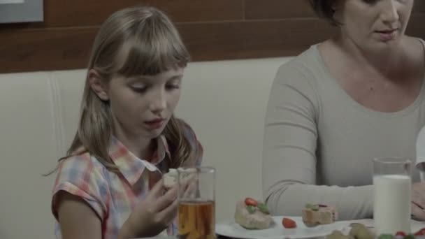 Daughter eat breakfast — Stock Video