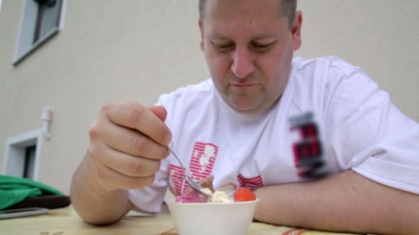人在吃草莓冰淇淋 — 图库视频影像