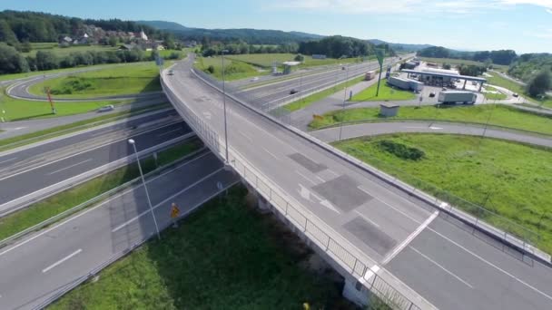 Puente sobre la autopista — Vídeo de stock